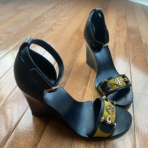 Tory Burch yellow and navy platform block sandal heels size 7.5
